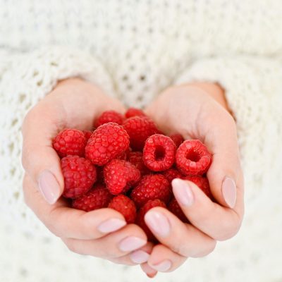 majka kreyssig_healingfoodberlin_ernährungsberatung_berlin_himbeeren in hand_gesund