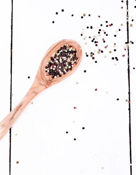 majka kreyssig_healingfoodberlin_ernährungsberatung_berlin_holzloeffel mit buntem pfeffer